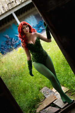 naraku-costumes:   Poison Ivy ◊◊◊ Batman / Gotham City Sirens Cosplayer/Costume design: me/Naraku Photo: canofcolors ✄—- Tadaaaa, my friends and I made a new photoshooting last weekend. Thats now the first two pictures. Special tahnks to Lie