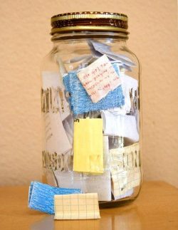  Start the year with an empty jar and fill it with notes about good things that happen. On New Years Eve, empty it and see what awesome stuff happened that year.  Debo recordar hacer esto *u*