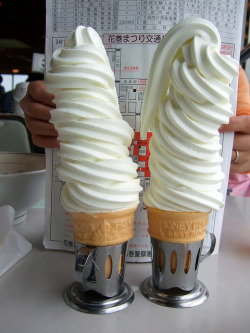  how are those ice cream swerls not falling over? lol :P