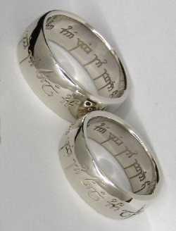 grohlypie:  cuustard-piie:   Wedding rings! The elvish engraving says: “One ring to show our love, one ring to bind us, one ring to seal our love and forever entwine us.”  :o  i want these just for me 