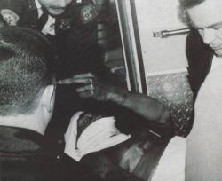 eterno-tupac:  Tupac horas depois da tentativa de assassinato no estúdio Quad Recording Studios. 
