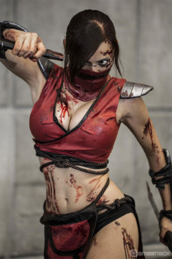 geek-wood:  gamesnackblogging:  Cosplay - Mortal Kombat Skarlett  Fatality!
