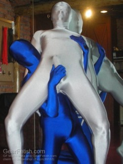 playfullyrca:  lycladuk:  I’m friends with this sexy guy on Gearfetish. He proves that zentai for two always gives a happy ending.  SHEESH THIS IS HOT! 