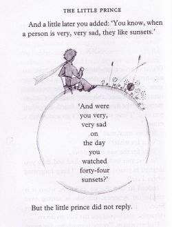 dearmrmichael:  Le Petit Prince:  Et un peu plus tard tu ajoutais:“Tu sais… quand on est tellement triste on aime les couches de soleil…””Le jour des quarante-quatre fois tu étais donc tellement triste?” Mais le petit prince ne répondit