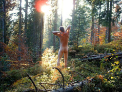 shytsidunworld:  To be in nature nude and feel the sun and breeze on all of your skin is amazing! 