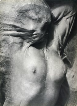 svell:  Erwin Blumenfeld, Nude under wet silk, 1936. 