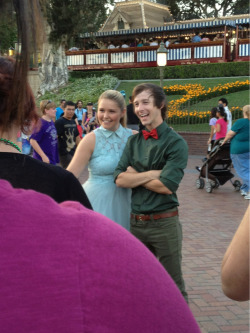 wdw-girl:  xslowyourheartx:  tardis-to-hogwarts:  letsrunawaytodisney:  greetingsfromdisneyland:  Andrew &amp; Hali all Dapper :) Omg the fact that he has the green and red (Peter with Red Feather) and she’s in blue (Wendy/Alice) MAKES ME CRY AHHHH