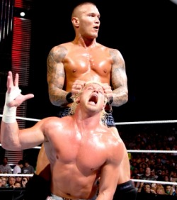 Randy loves gripping onto other guys hair huh!? Me next please Randy!