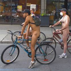 Beau gars à vélo. J’étais à poil moi aussi, et ça a pas été facile de pas bander… Hot guy on bike. I was naked too, and it wasn’t easy to not have a hardon…