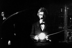 kingcheddarxvii:  This picture of Mark Twain and Nikola Tesla is freaking incredible What’s even going on in his hands Tesla looks so creepy in the background