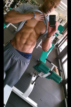 deepinyourmind:  Gym flow on #SexySaturdays. Don’t you love when a guy takes self pics at the gym! 