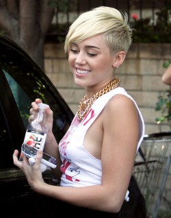 Miley Cryrus.   Excuse me while I have another Miley lesbo fantasy. ♥