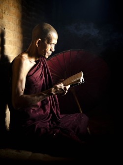 gratefulplanet:  buddhabe: Monk, Bagan, Burma. 