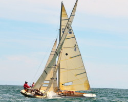 sailingincurrent:  Favorite picture known to mankind.Â   Close racing in classics is classy.