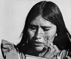  A Seri woman painting her face. 