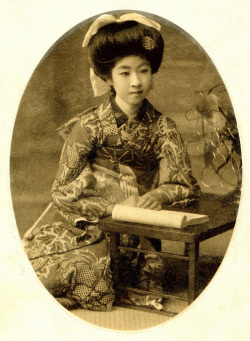 geisha-kai:  “the Hangyoku (Young Geisha) has a very fashionable 1910 period hairdo and is photographed next to an electric fan.” - Blue Ruin1 