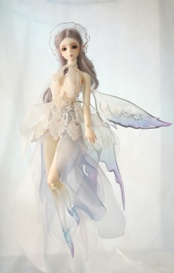 dollstowishfor:  29cm Soom - The Gem - Faery Legend - “Asis, Moonlight Sprite” October 09 ~ October 23  Doll is cast in Cream White resin and comes with normal feet, high heel feet, fairy feet and wings Additional Options: face-up, body blushing,