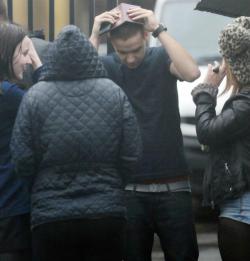 tomlinson-stolemyheart:  swagwithniall:  Yes Liam, your passport will protect you from the rain.  omfg bby