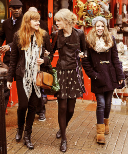 monica-geller:  On January 24 in London, Taylor met two fans inside a store and convinced them to pretend to be her best friends in front of the paparazzi. 