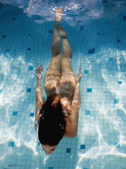 peachnaked:  Nude swimming the best most freeee feeling 