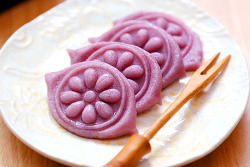 southkoreanfood:  절편 JULPYUN: Traditional Korean rice cakes that date back thousands of years and were served to royalty. Can be made with various flavors like green tea, red beans, fruits (this one is grape!), etc. Sweet and chewy, it is served mostly