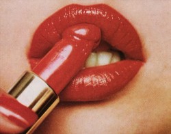 I need that lipstick. XD
