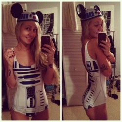 leeloomay:  There us absolutely no way i could be happier right now. 😍😍😍😃😃😃😃😁😁😁😁 @blackmilkclothing #blackmilk #blackmilkclothing #bmstarwarsartooswim #starwars #r2d2 #disney #mickeyears #happiestr2d2alive 