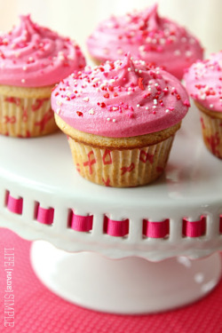 gastrogirl:  raspberry vanilla bean cupcakes for breast cancer awareness. 