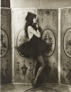 magictransistor:  Dolores Costello. 1928.  wow this look