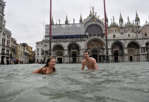 alalae: alalae: slheepy: alalae: calebostgaard: A young man and a woman enjoy swimming in flooded St. Mark’s Square in Venice, Italy, Sunday, Nov. 11, 2012. I want this. NEED THIS UNREAL amazing. reblogging for the 50th time here i am again reblogging for about the 70th time