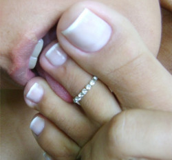 feetbydez:  hot pic.. I want a toe ring 