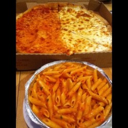 Because Danny and I don&rsquo;t have friends we order this for just us @dannylavarco  #pizza #pasta #yummy #fatass
