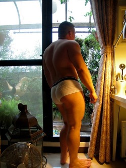 guysthatgetmehard:  beefy cheeks in tight clingy briefs