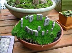 queen-of-nerdvana:  A living mini garden with a Stonehenge replica. I would love to make one of these sometime. 