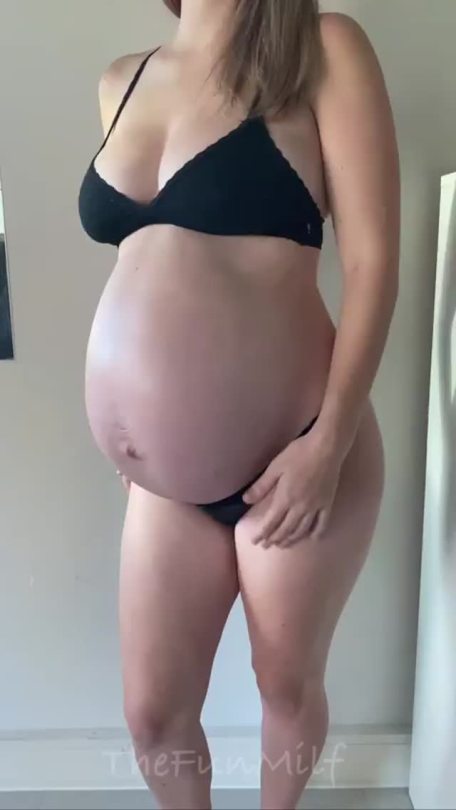 preggoworship:I adore her jiggly butt and gorgeous curves so much 😍